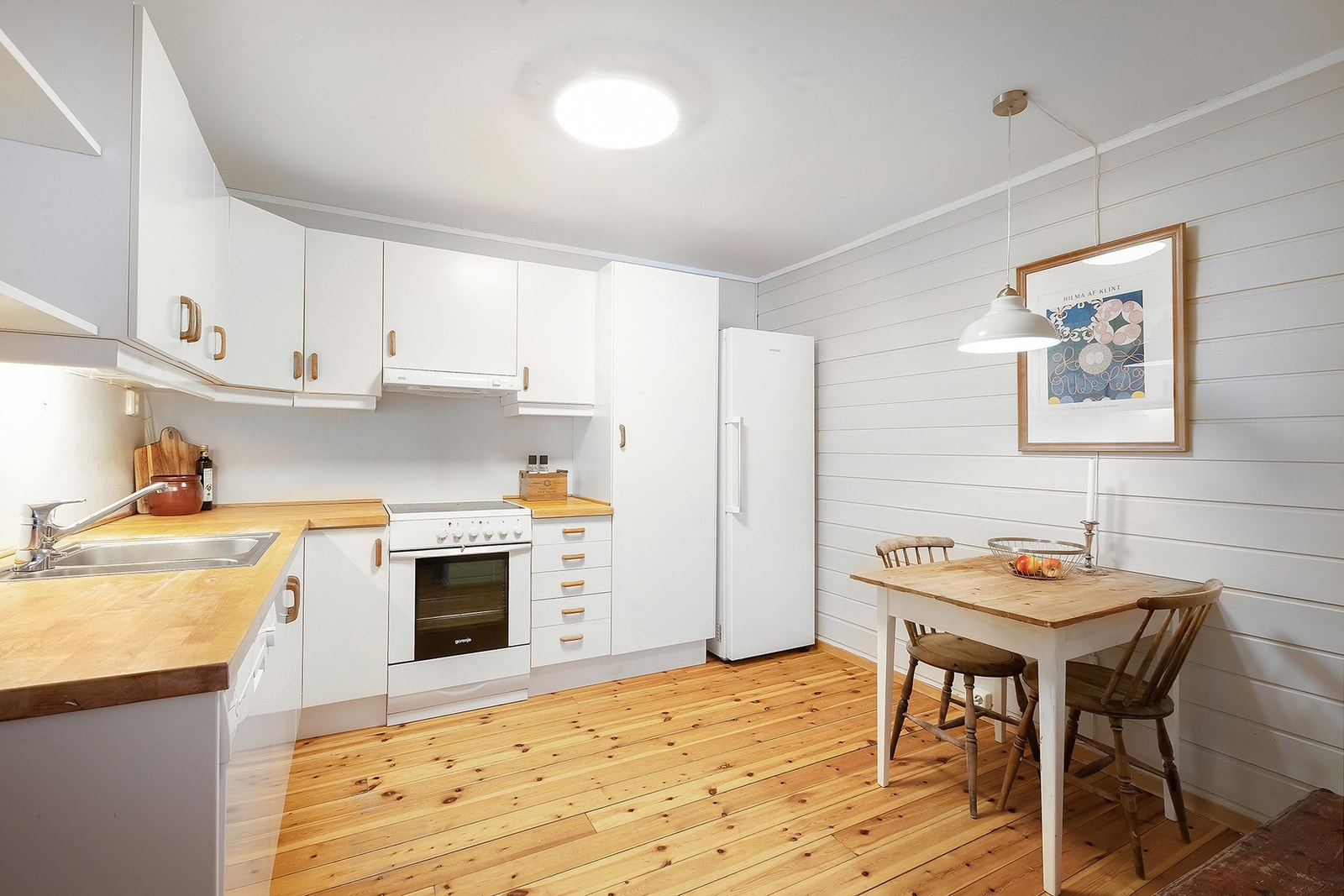 Kjøkken i sokkel. Stort og lyst kjøkken med frokostplass. Galleribilde