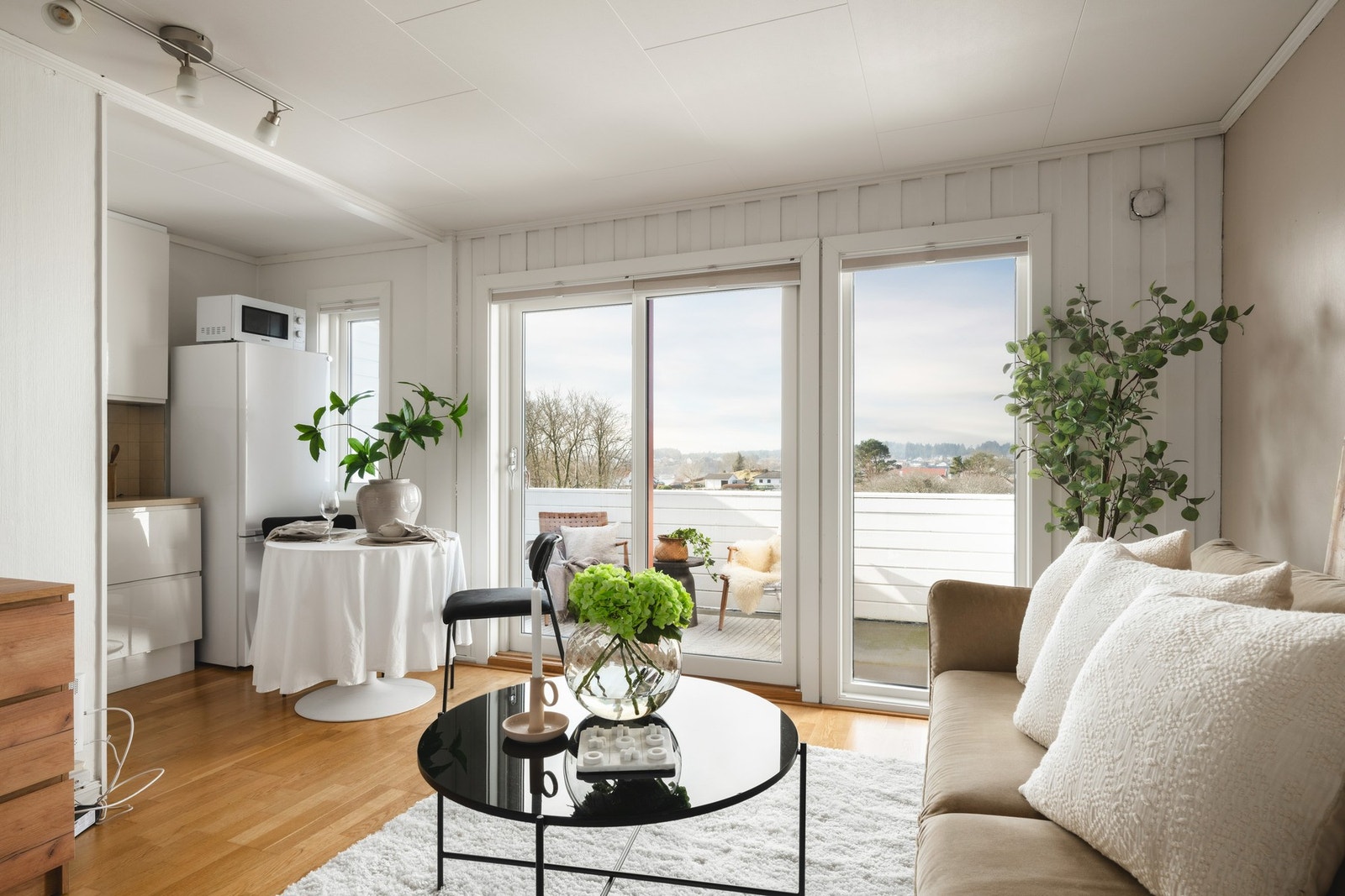 Rikelig med lysinnslipp og flott utsikt fra stue og kjøkkenområdet Galleribilde