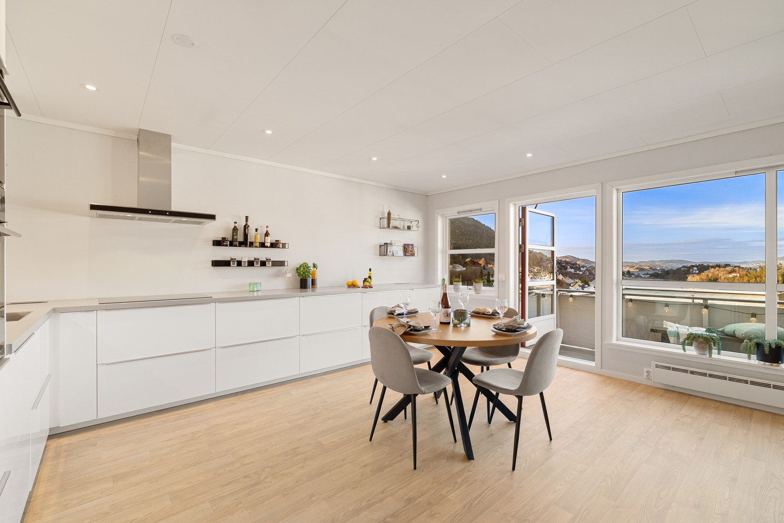 Her har du plass til et stort spisebord, eller kanskje et mindre med ileggsplater? Galleribilde