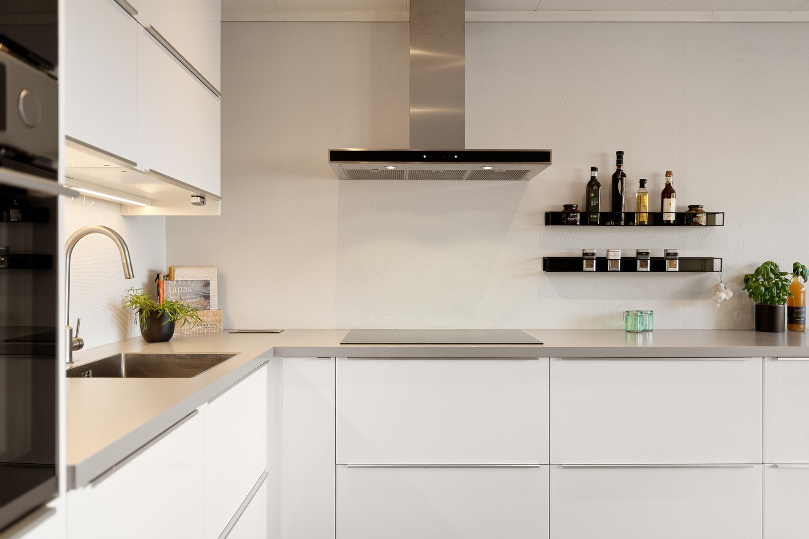 Her er det praktiske løsninger med nedfelt stikkontakter i disk, samt nyere belysning under overskap. Galleribilde