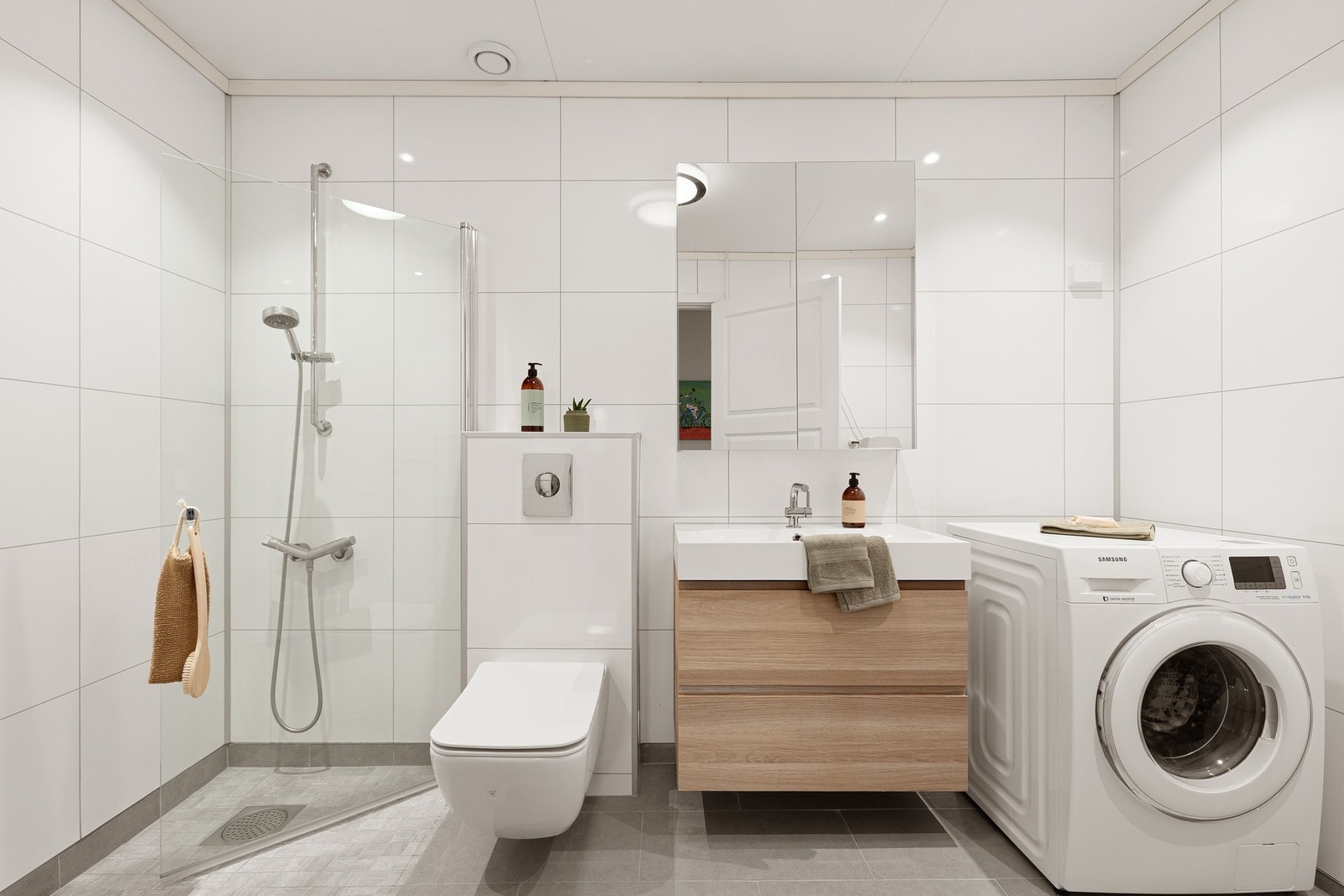 Delikat bad med tidløse farger og pent møblement. Galleribilde