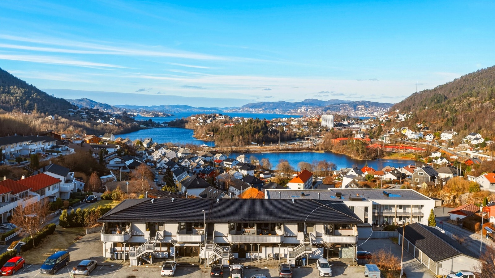 Beliggenheten kombinerer det beste fra to verdener - rolige omgivelser samtidig som du har kun noen minutters kjøretid til Bergen sentrum. Galleribilde