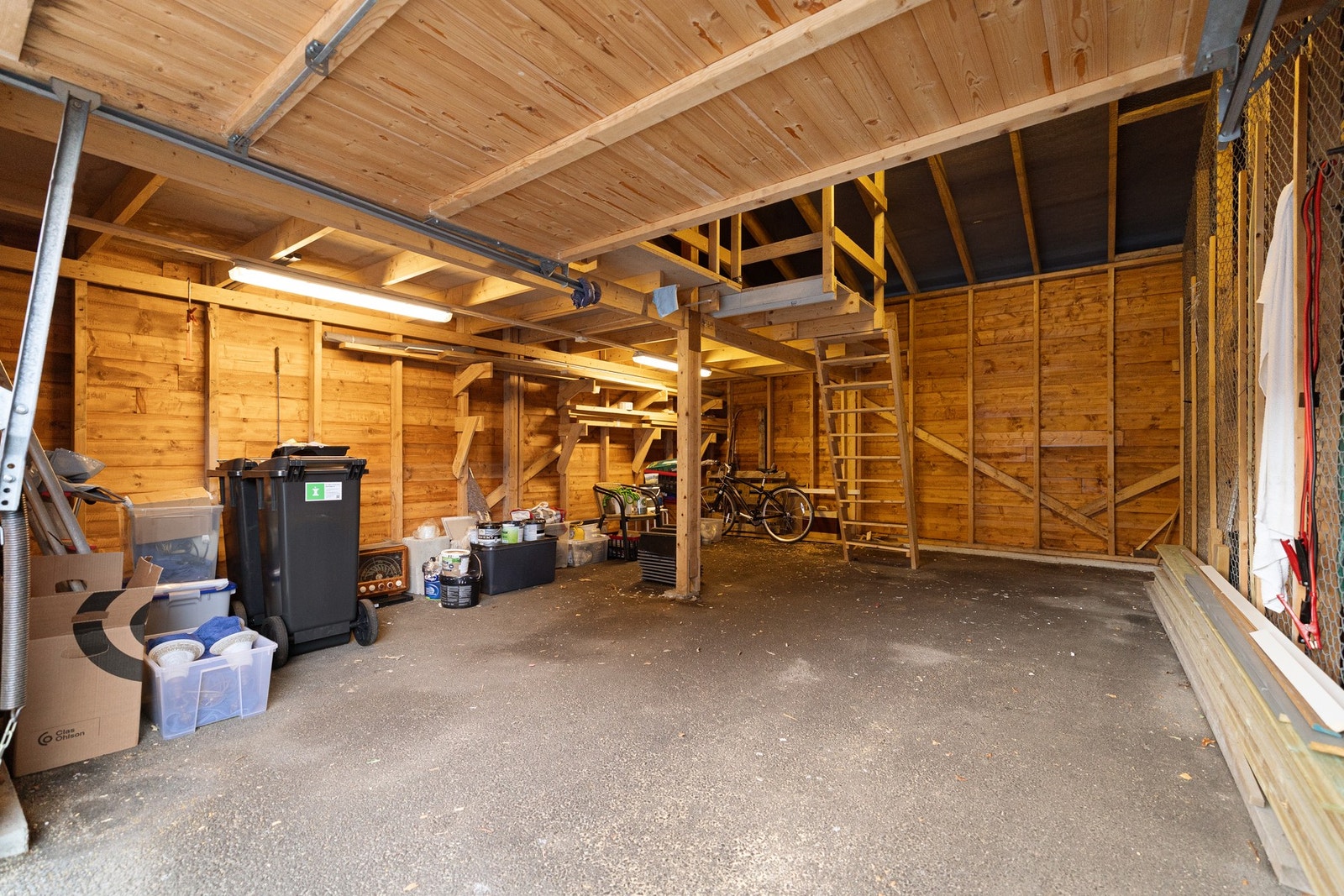 Super plass for både bil og motorsykkel mm. Galleribilde