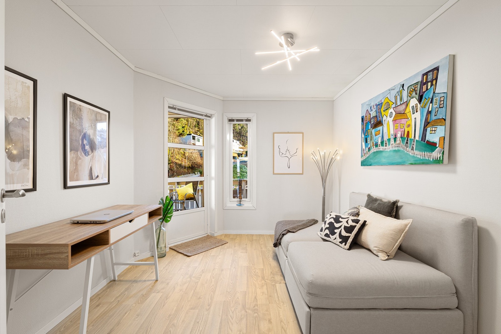 Soverom 1 er på nærmere 10 kvm og har utgang til romslig altan. Galleribilde