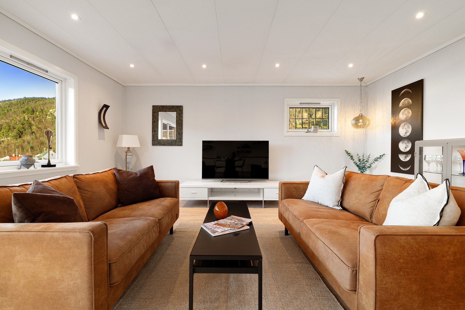 God møbleringsfrihet i det romslige allrommet. Galleribilde