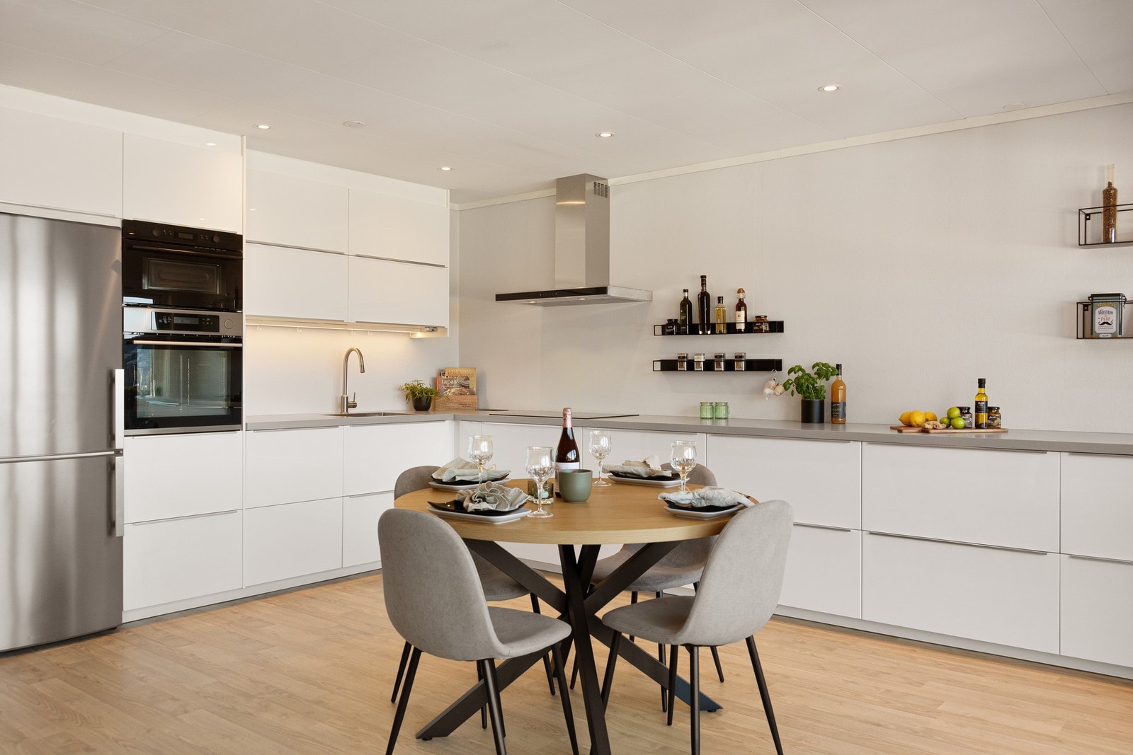 Stilrent kjøkken fra Ikea med hovedsakelig integrerte hvitevarer. Galleribilde