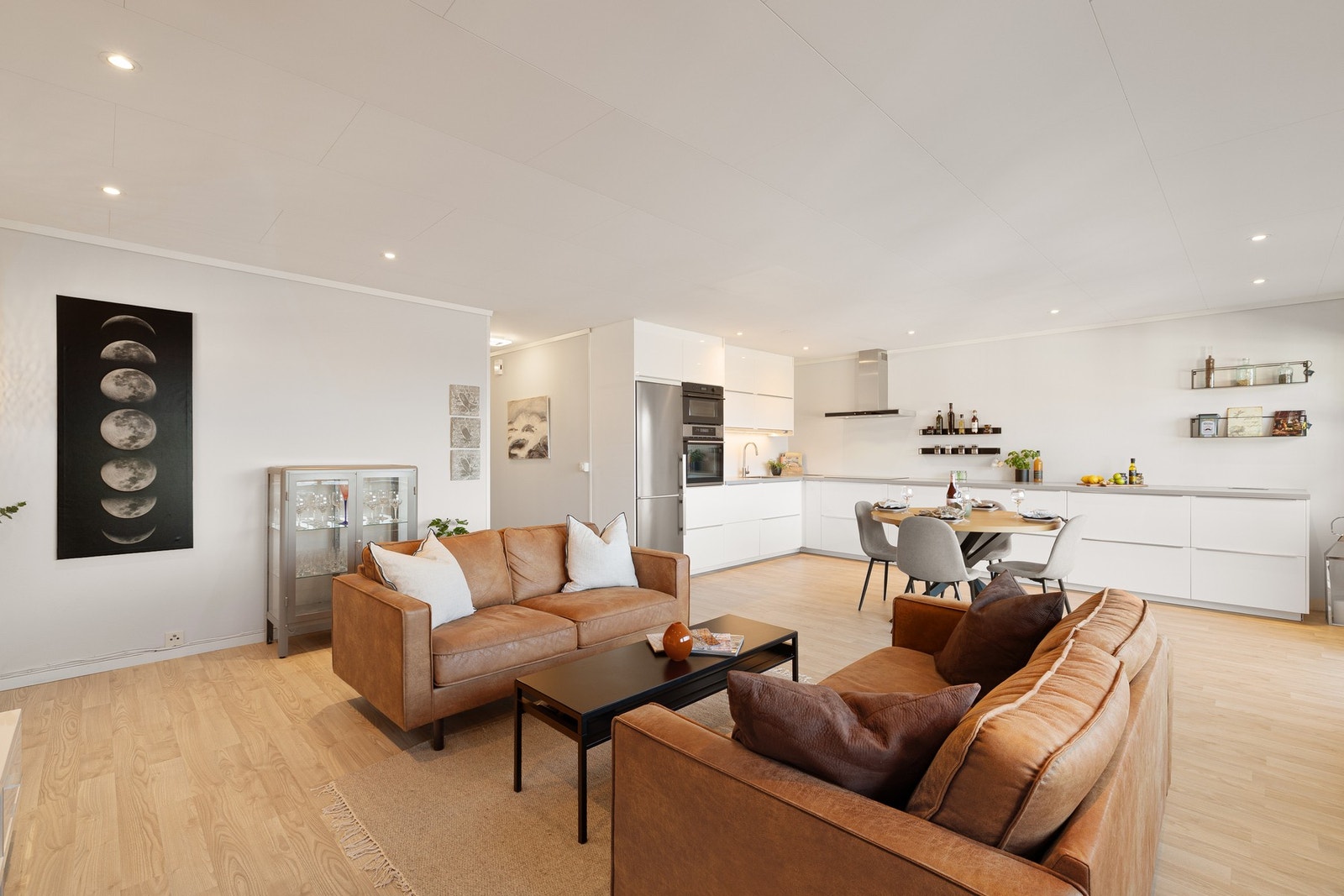 Rikelig plass til en stor sofagruppe, samt spisebord i tilknytning til kjøkkenet. Galleribilde