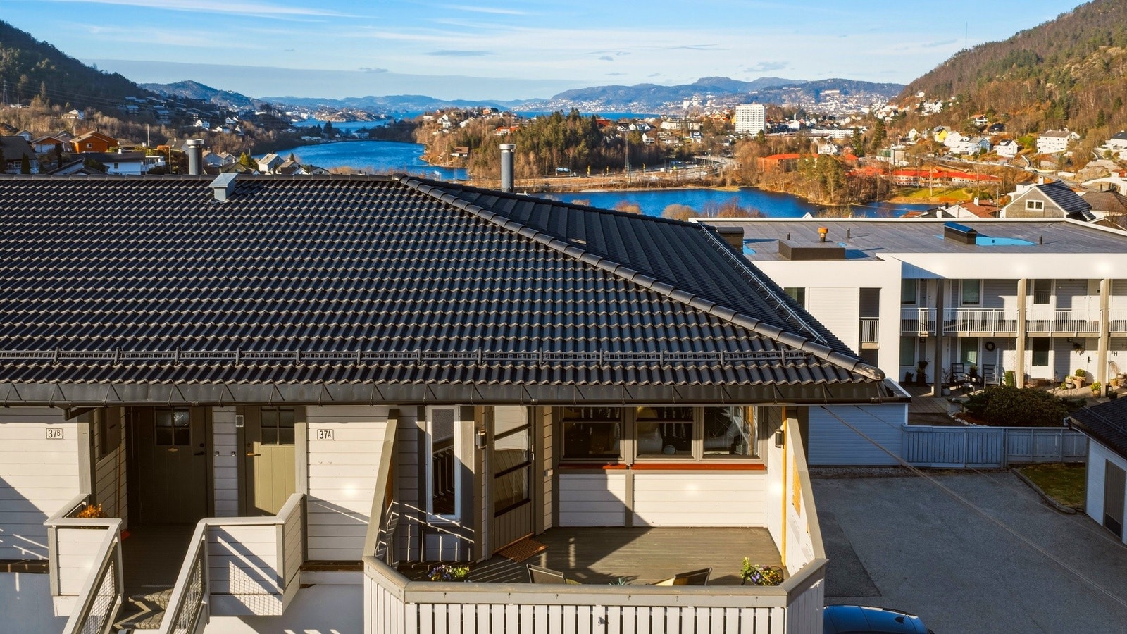 Som topp og ende-leilighet har du supre lys - og utsiktsforhold. Tilhørende garasje kan du se til høyre i bildet. Galleribilde