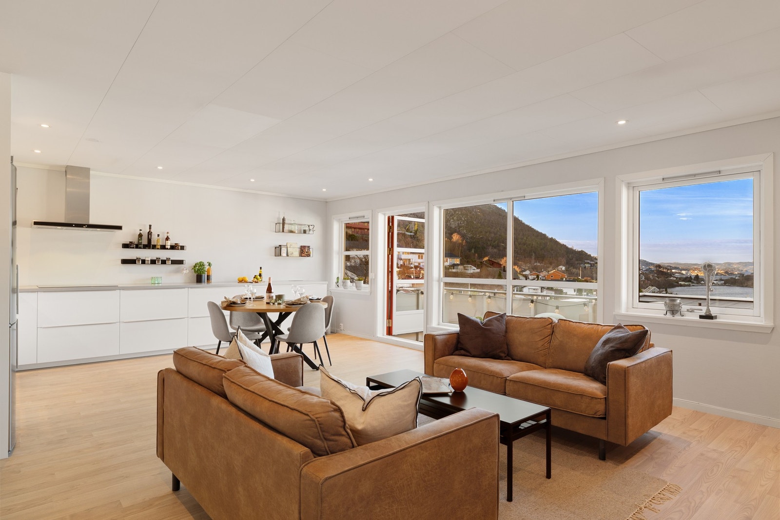 Generøst med vindu og naturlig lys. Galleribilde