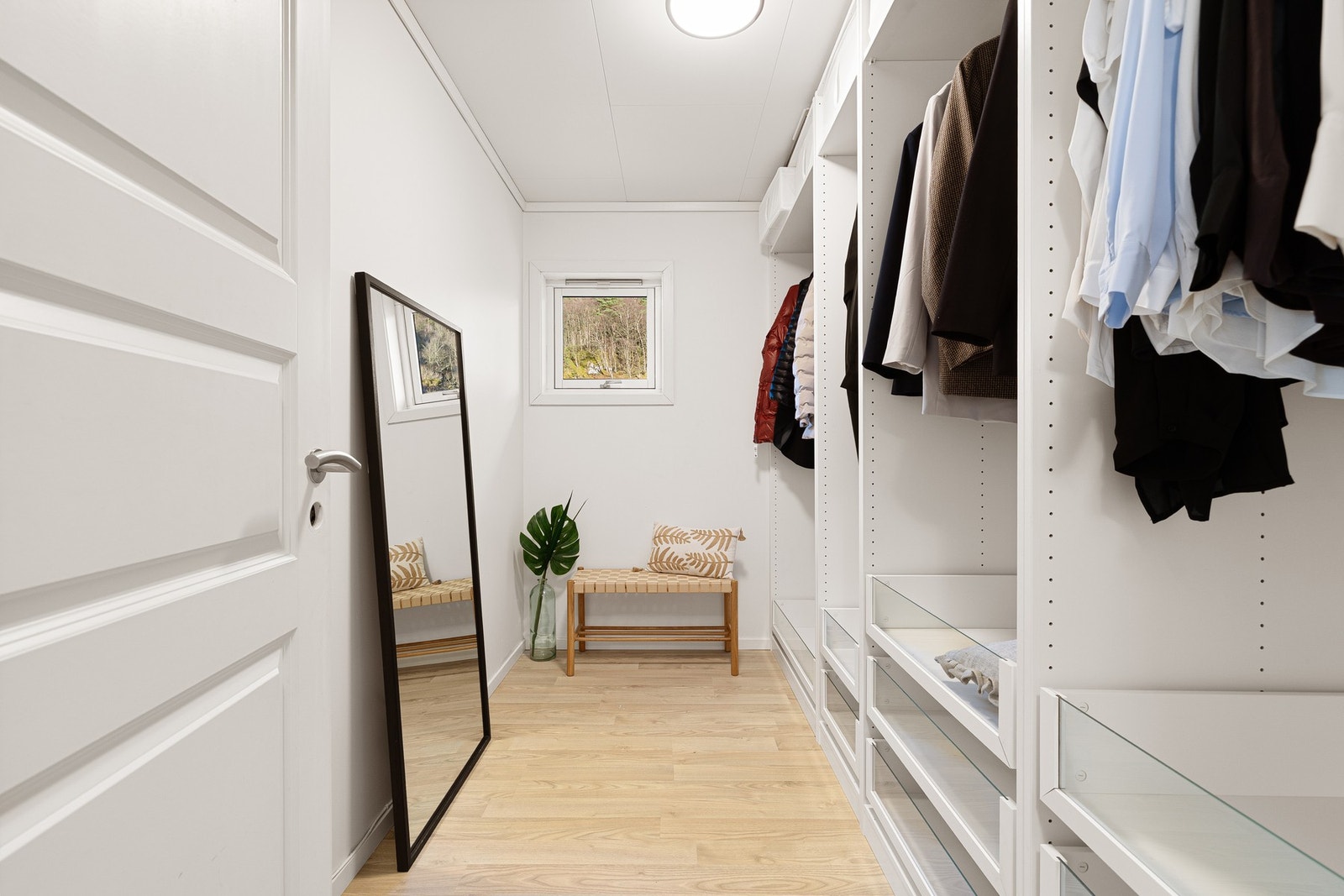Vegg i vegg med soverommet ligger boden som benyttes som et luksuriøst garderoberom på nesten 6 kvm. Galleribilde
