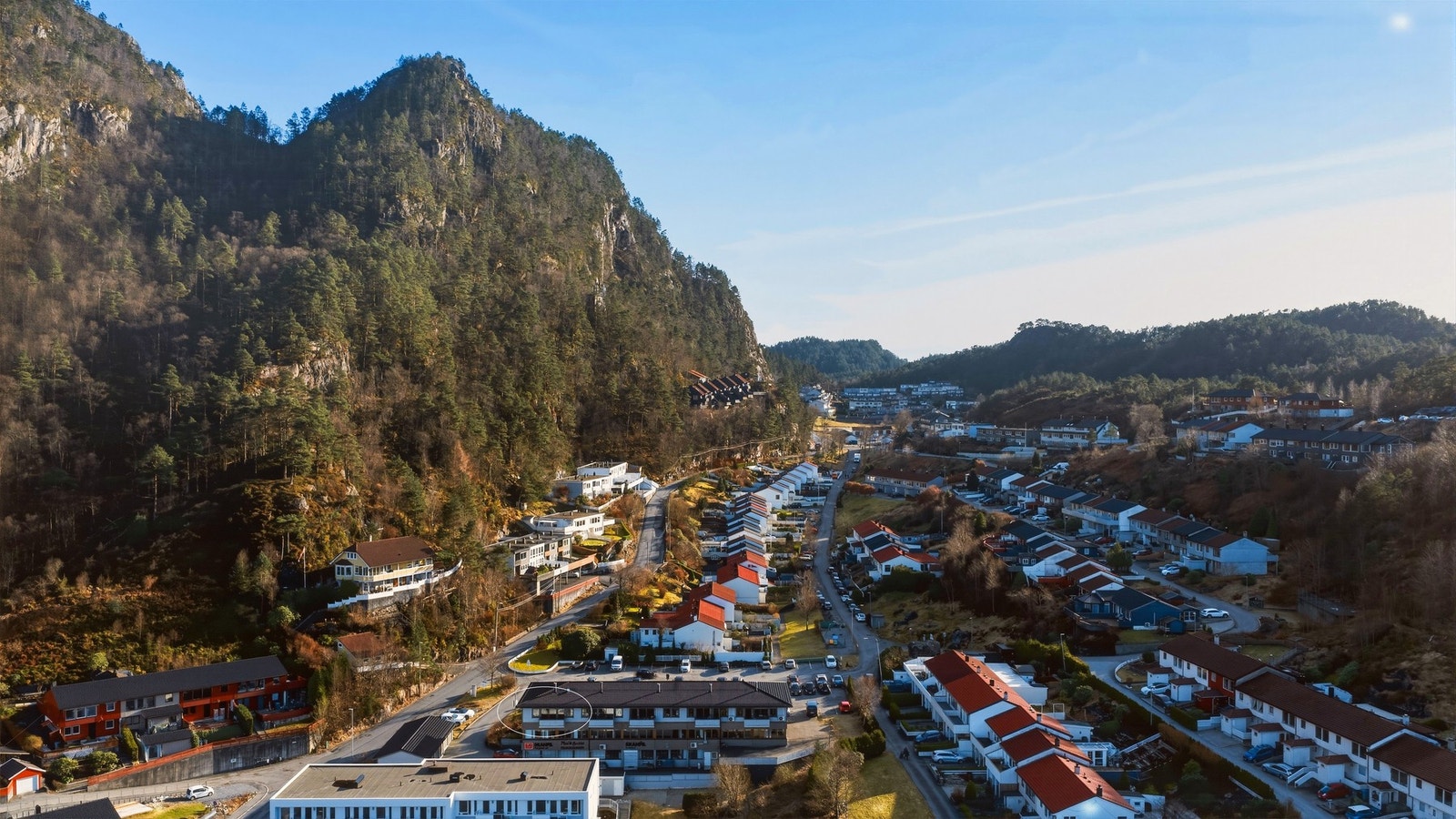 Umiddelbar tilgang på nydelige turmuligheter. Her ser du i retning mot Tennebekkstjernet og Kanadaskogen. I tillegg er det kort vei til både Damsgårdsfellet og Lyderhorn som de mest kjente fjelltoppene. Galleribilde
