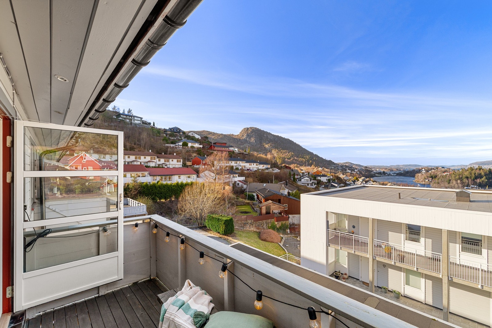 Her ser du over alle hustak og mot fjord og omkringliggende fjell Galleribilde