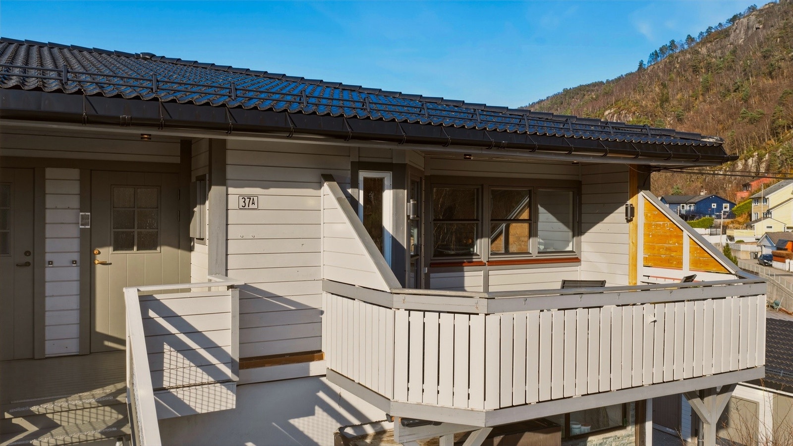 Hovedinngang med utvendig adkomst via trapp. Galleribilde