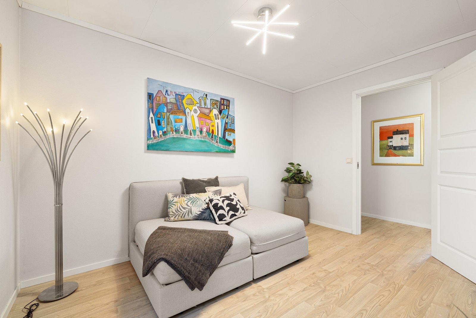 Allsidig rom som passer like godt som barnerom, gjesterom eller hjemmekontor. Galleribilde