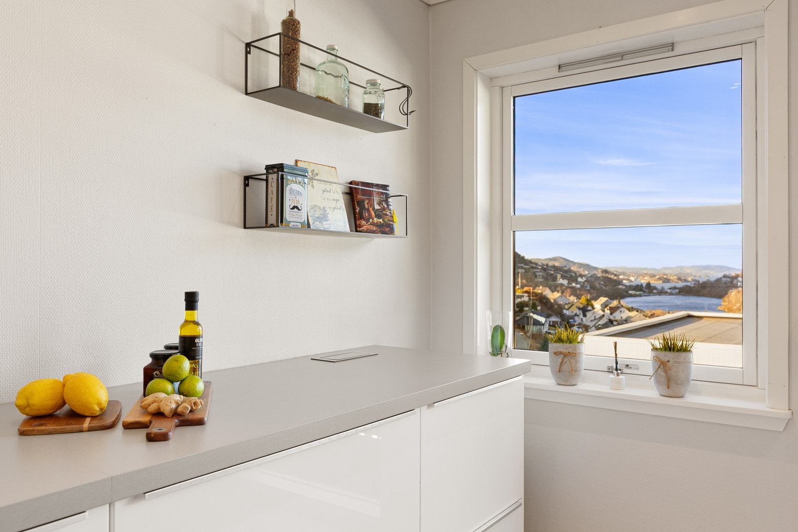 Matlagingen går som en drøm på store arbeidsflater og med utsikt i kulissene. Galleribilde