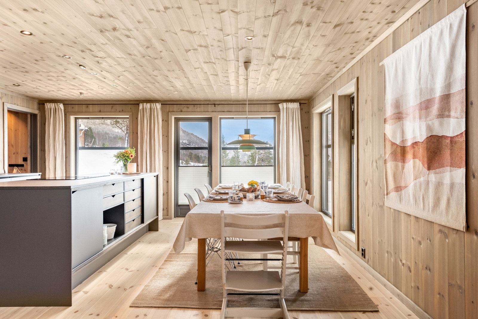 Det er god plass til stort spisebord Galleribilde