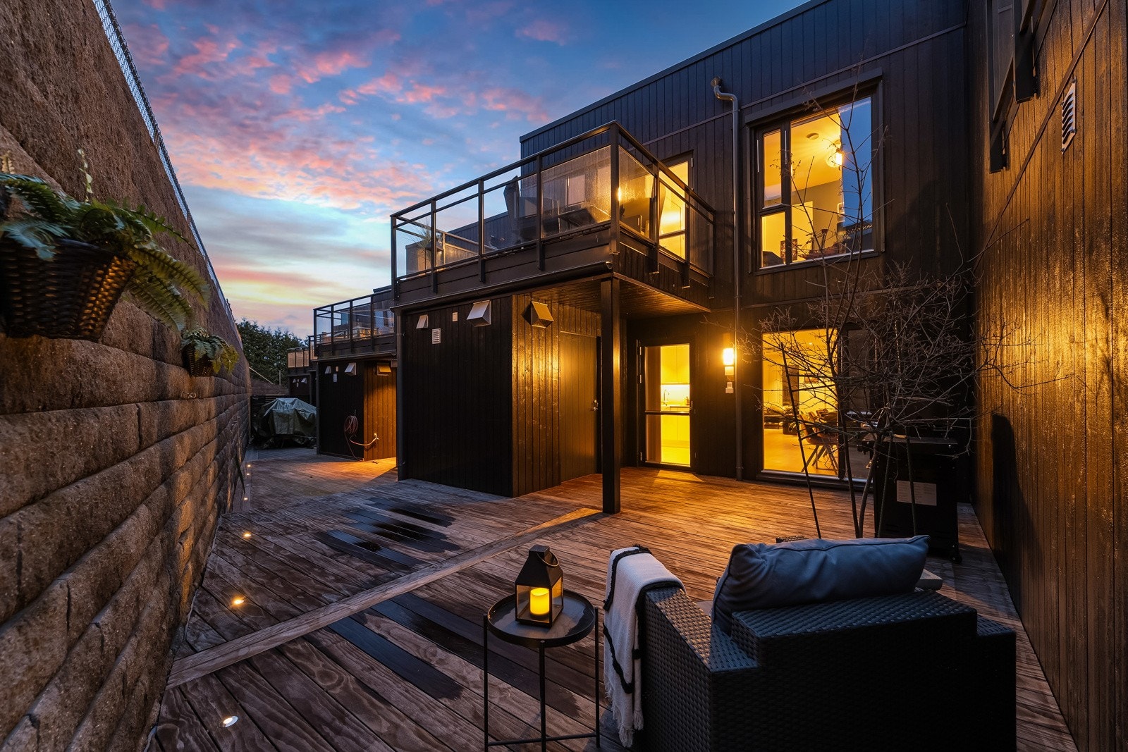 Terrassen på baksiden har plass til alt du ellers måte ønske! I tillegg er begge terrassene en herlig forlengelse av stuen på sommeren! Galleribilde