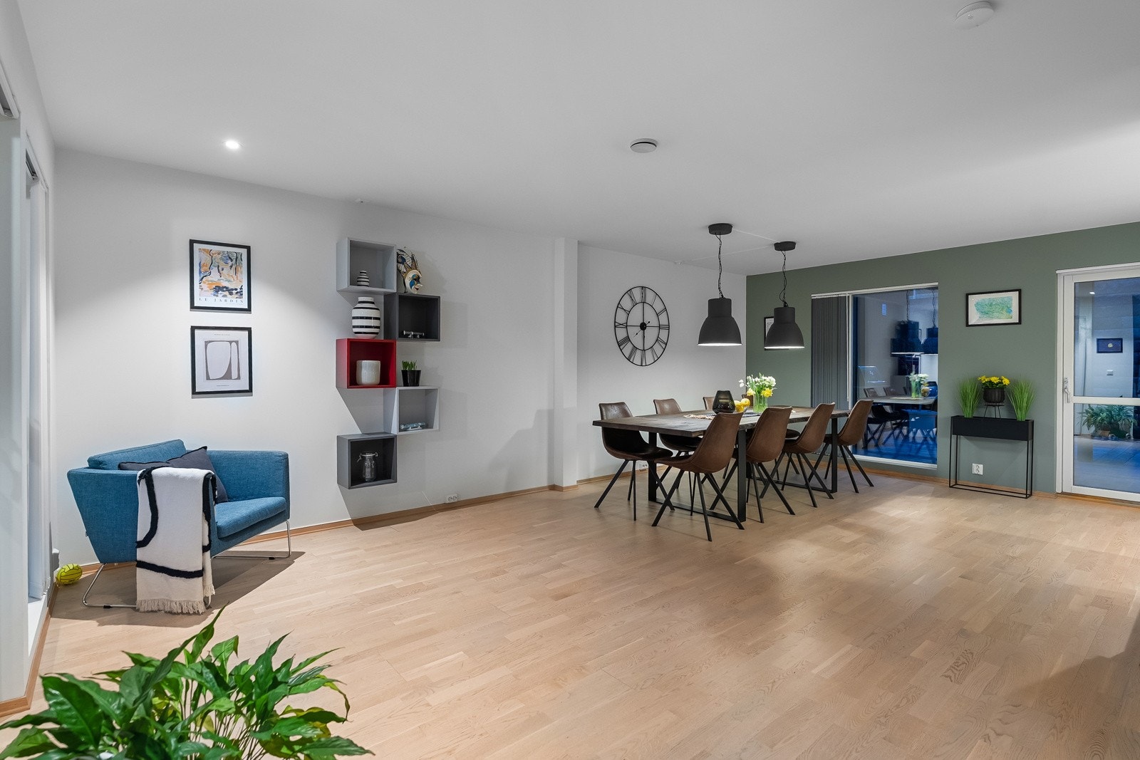 Spisestuen har plass til mange gjester rundt middagsbordet! Galleribilde