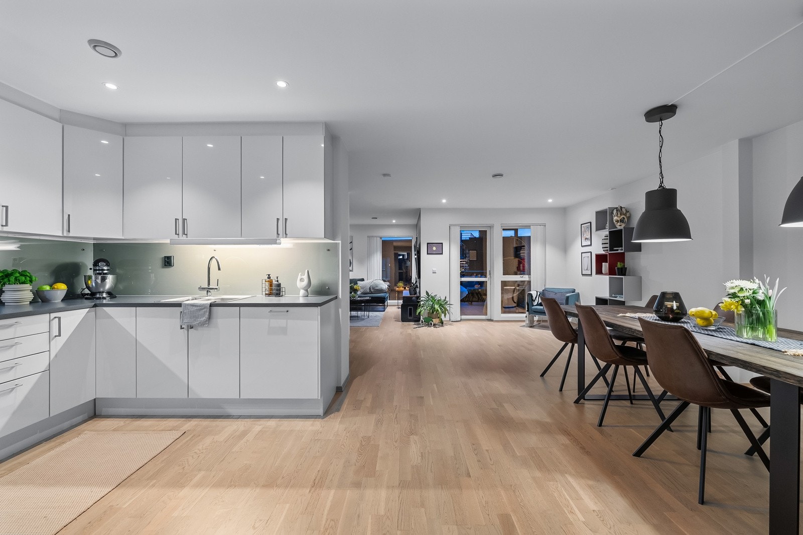 Stuen, spisestuen og kjøkkenløsningen har en smart løsning og er svært romslig for familien! Galleribilde