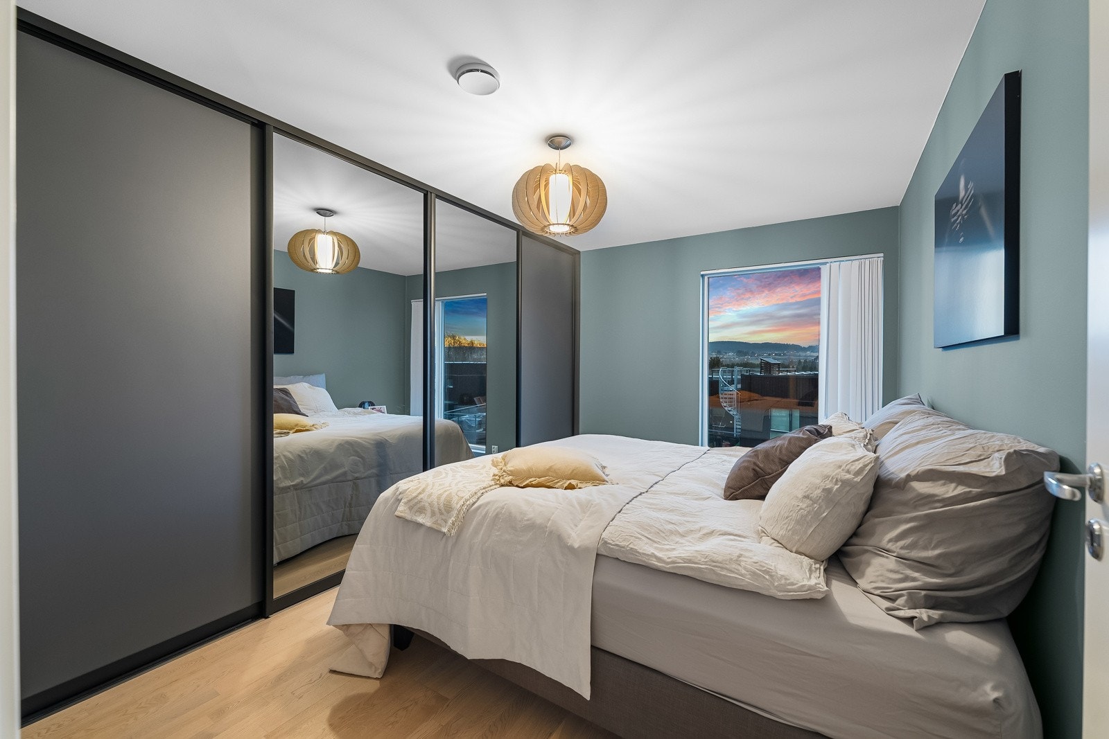 Hovedsoverommet har stor skyvedørsgarderobe med speilfront og plass til dobbelseng. Galleribilde