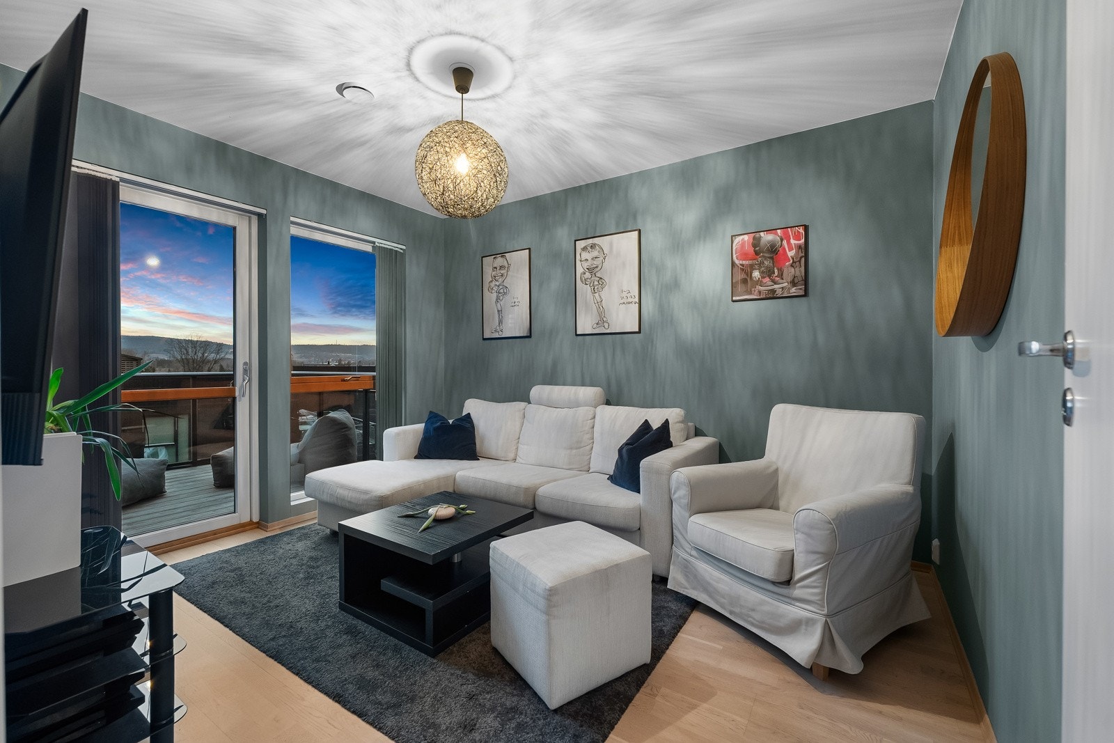 Det ene soverommet i denne etasjen benyttes i dag som en ekstra tv-stue! Galleribilde