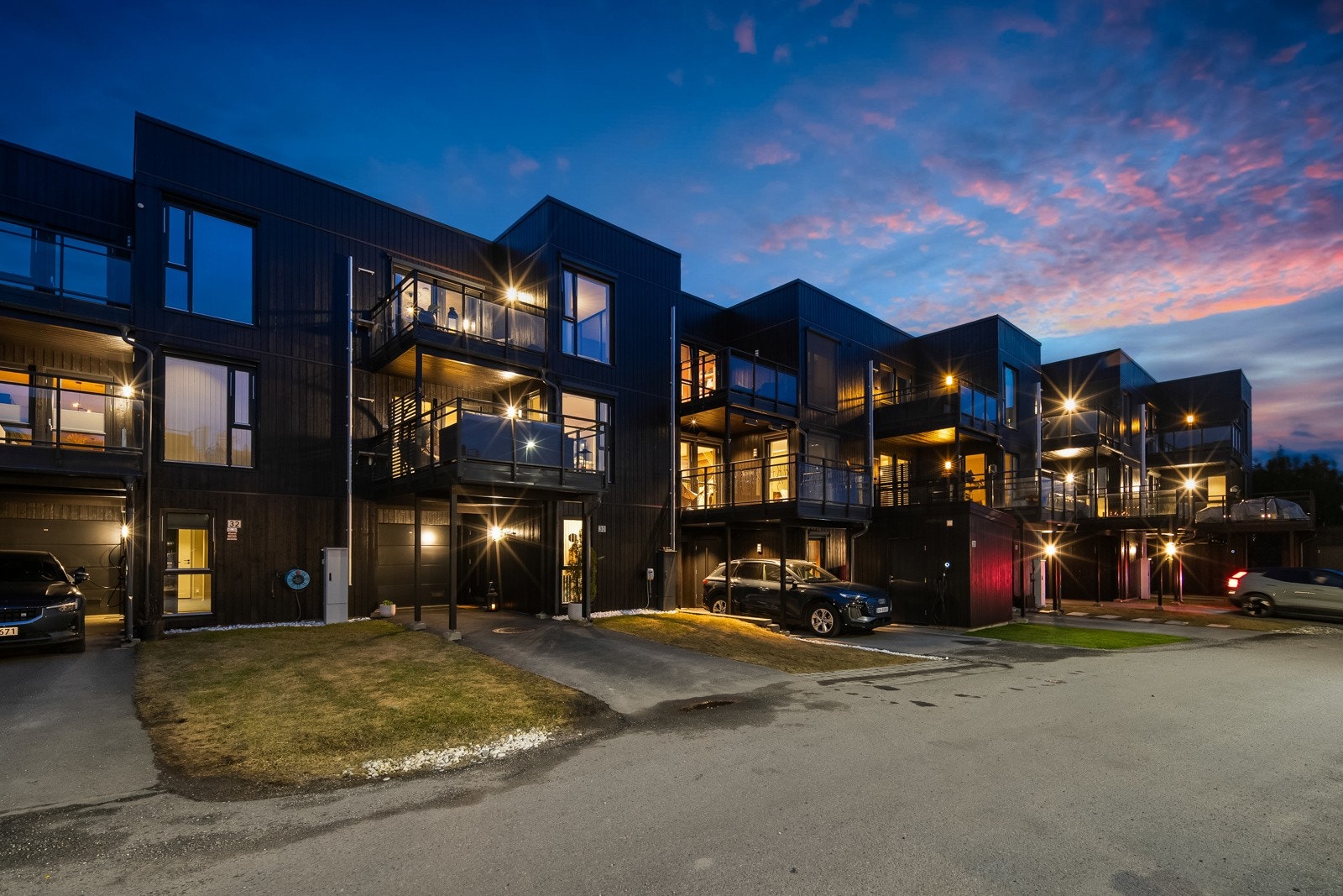 Familievennlig rekkehus over tre plan i attraktivt område - Fine uteplasser - Garasje - Utsikt - Smarte løsninger! Galleribilde