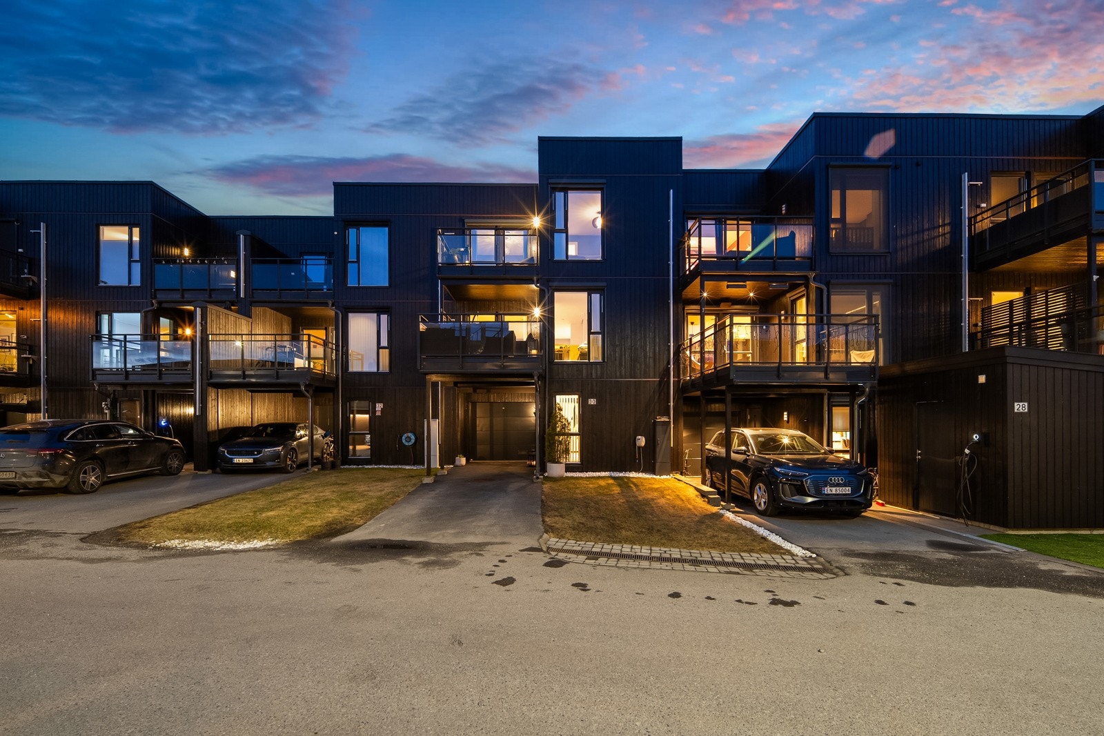 Velkommen til Nittebergsvingen 30 og dette flotte rekkehuset over tre etasje! Kontakt megler for privatvisning på 47 65 49 93! Galleribilde