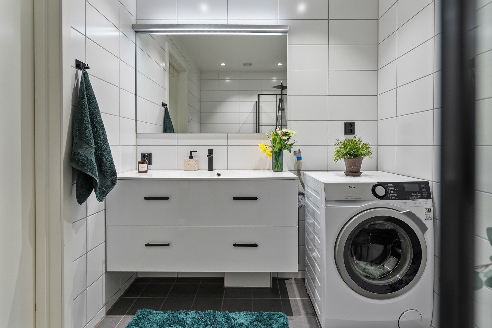 I tillegg har dette badet opplegg for vaskemaskin. Galleribilde