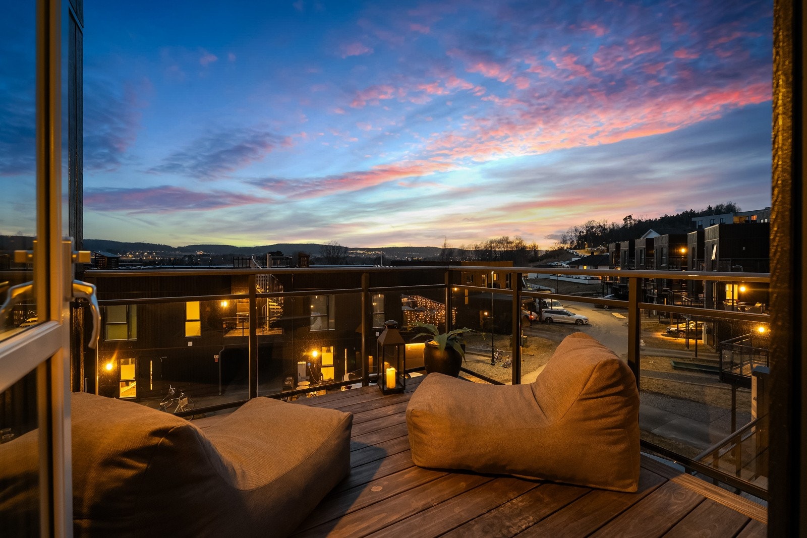 Flott utsikt fra øverste etasje! Totalt er det 70kvm med terrasse tilhørende denne boligen! Galleribilde