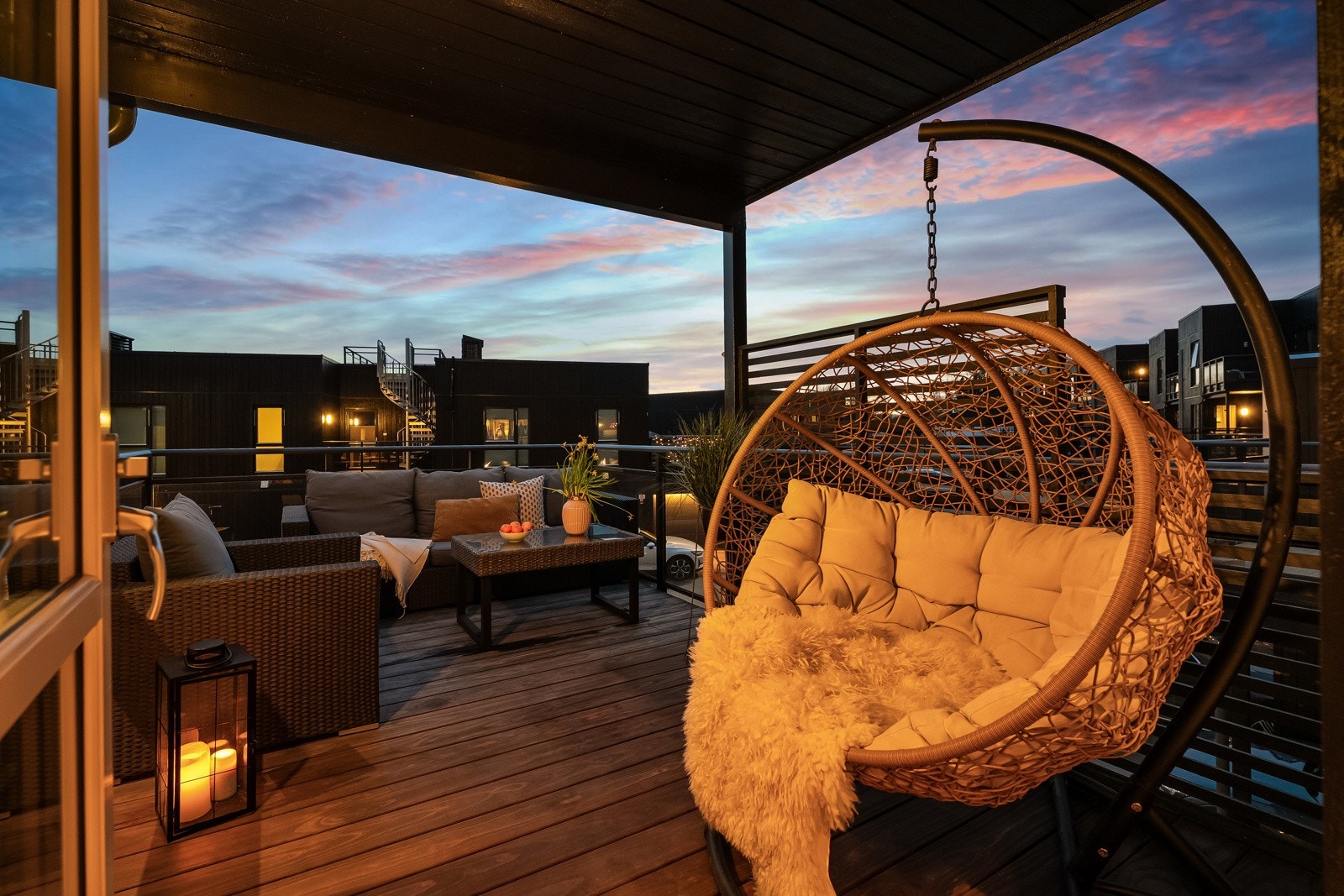 På fremsiden av terrassen har du plass til sofagruppe, hengekøye og grill! Galleribilde