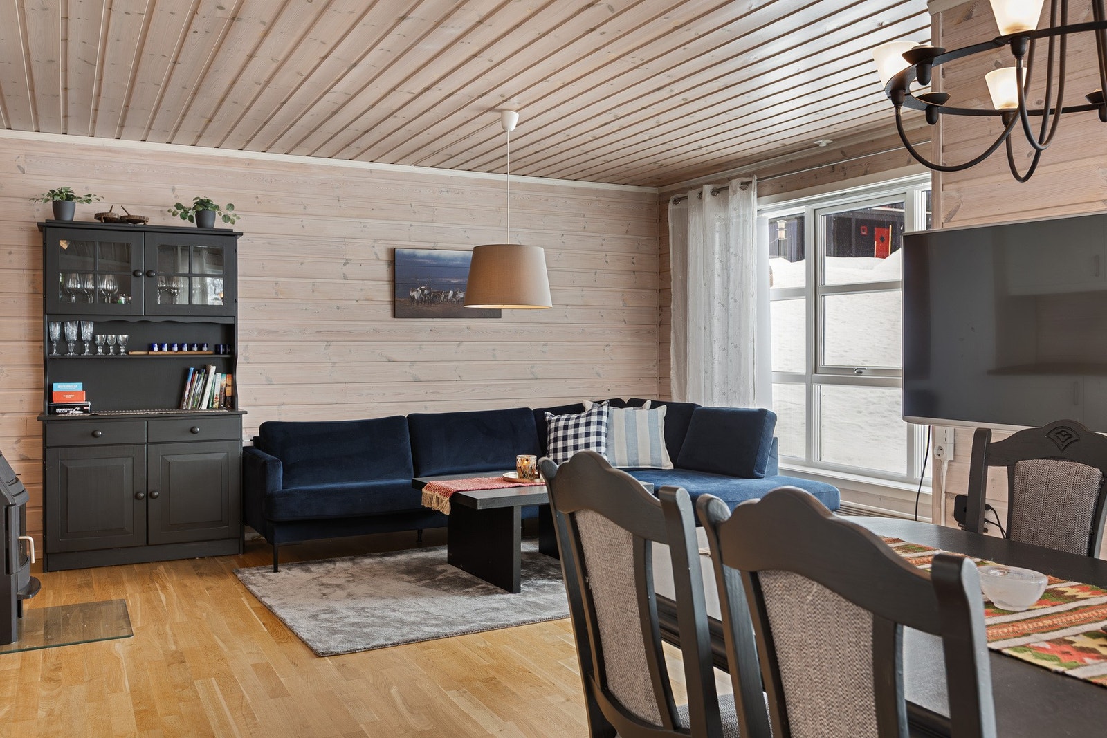Plass til møblering med både sofagruppe og spisebord. Galleribilde