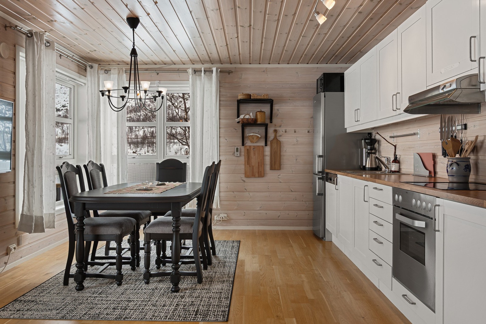 Store vindusflater fyller rommene med naturlig lys Galleribilde