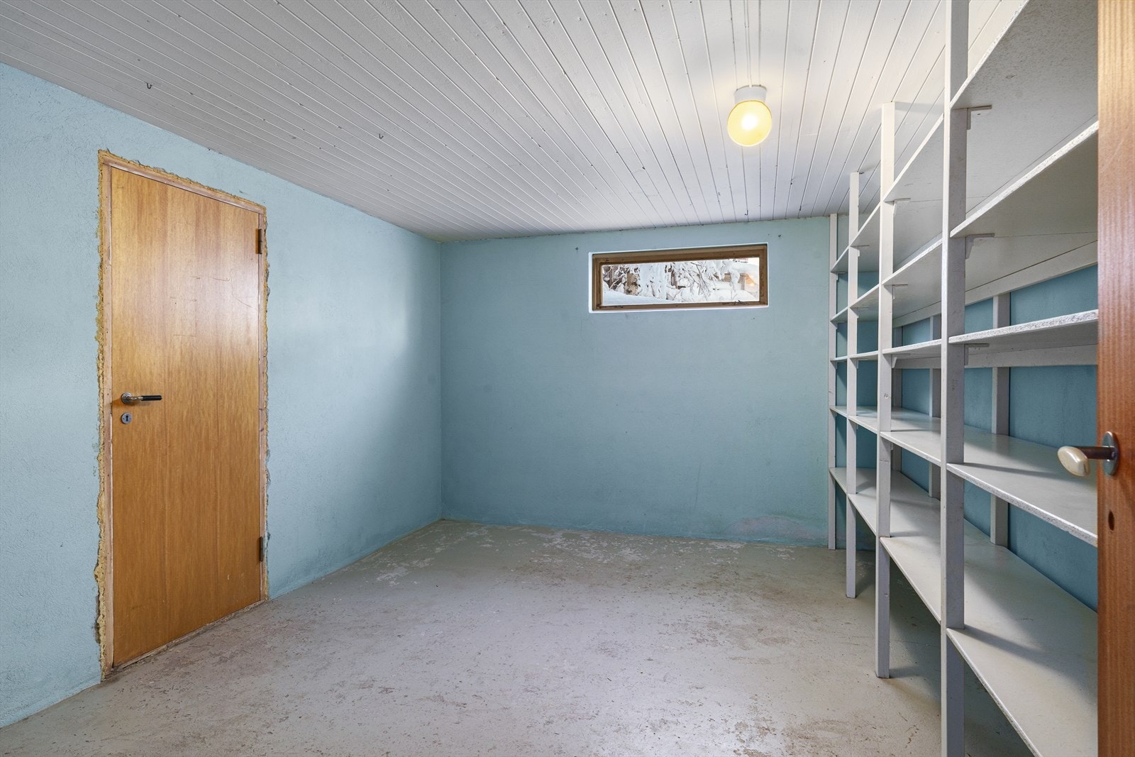 Plassbygde hyller i matboden i kjeller. Galleribilde