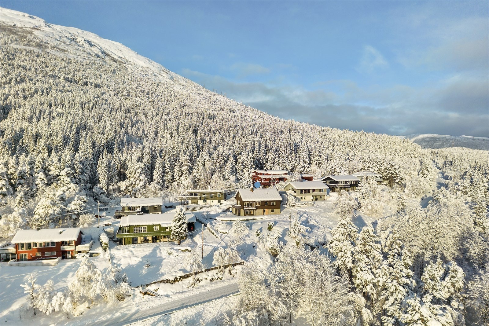 Eiendommen ligger i et etablert boligområde, ca 10 min fra Sunndalsøra sentrum. Galleribilde
