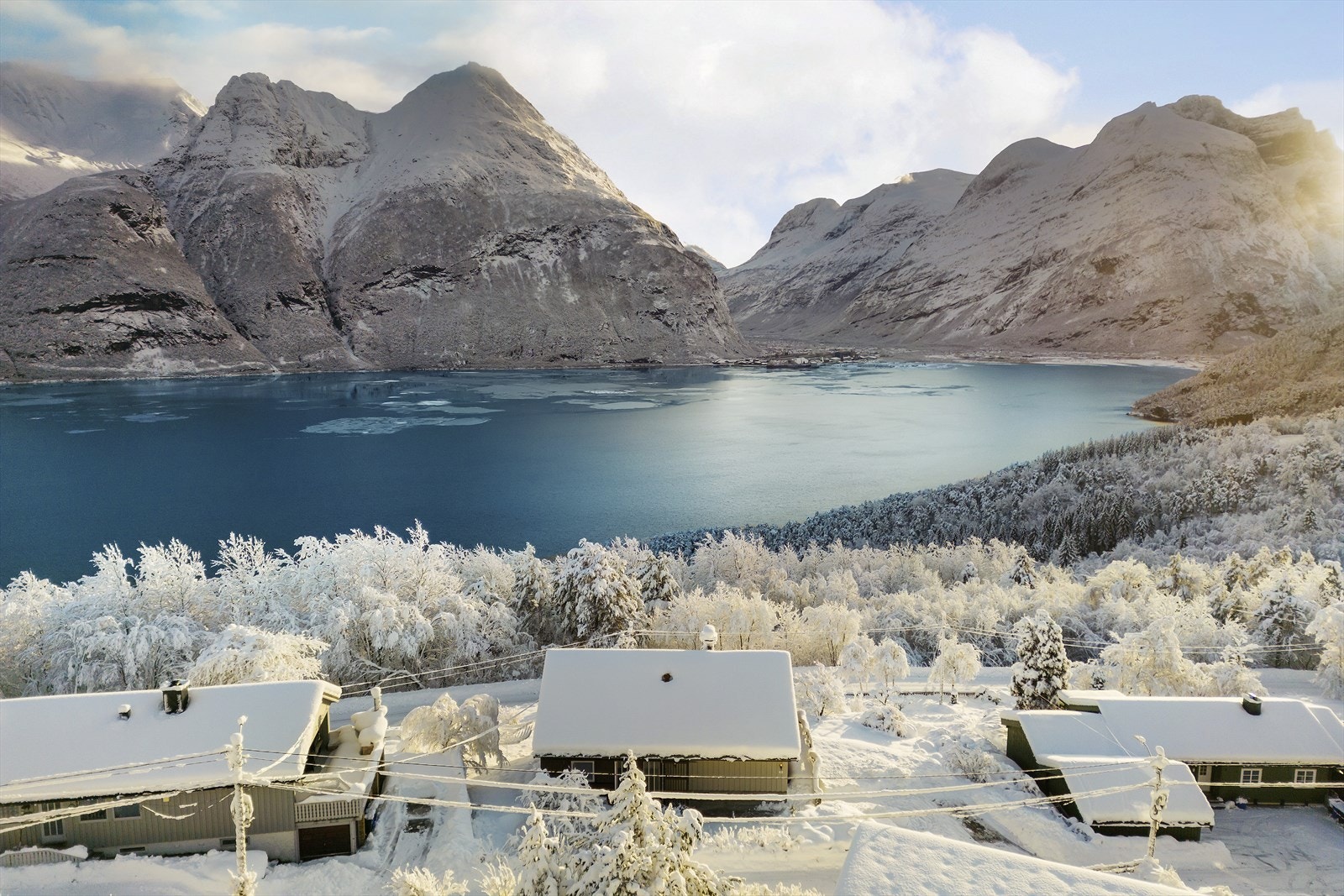 Her kan man følge med på båttrafikken i fjorden og sesongvariasjonene i fjella. Galleribilde