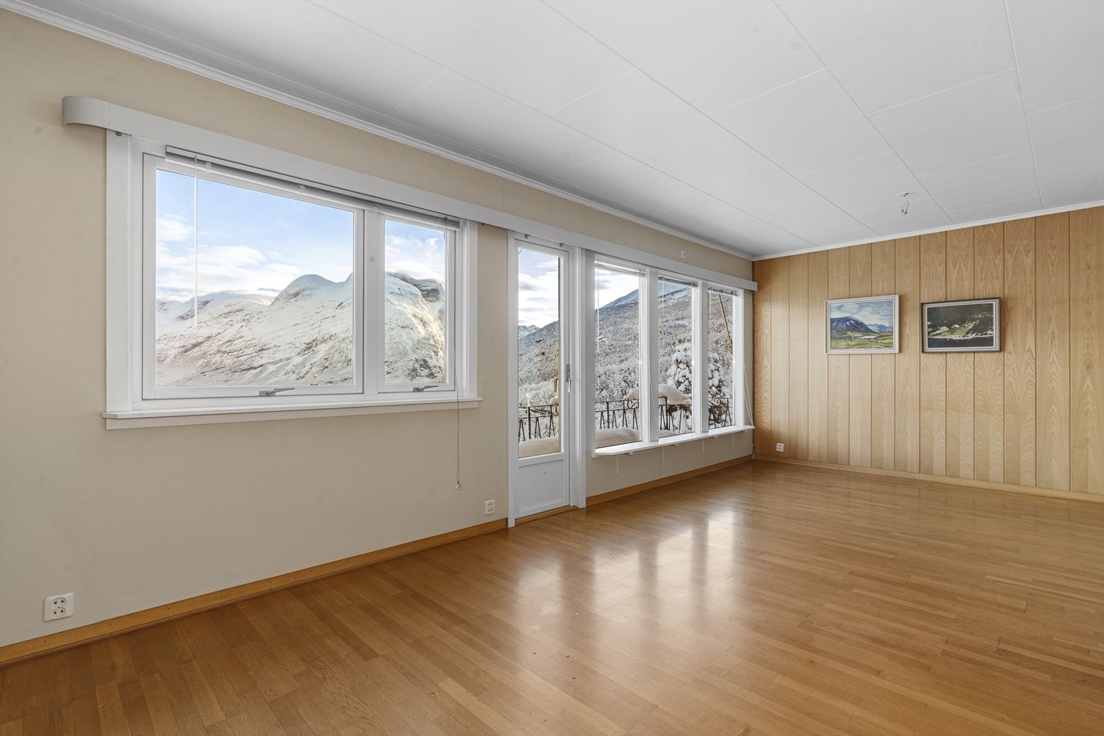 De store vinduene slipper også utsikten inn i stua. Galleribilde