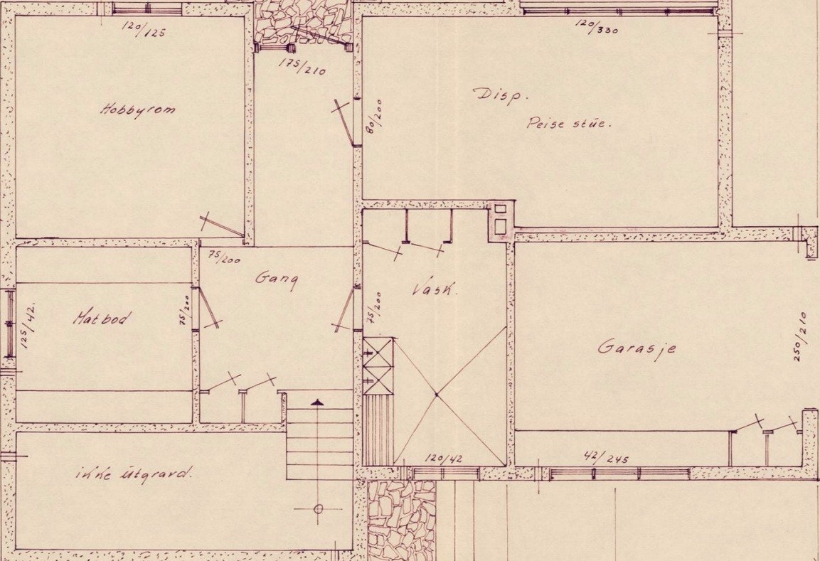 Kjeller - Veggen inn til matbod er trekt like langt ut som veggen til hobbyrom mot gangen. Døren til hobbyrommet er derfor ikke lik som på tegningen. Galleribilde