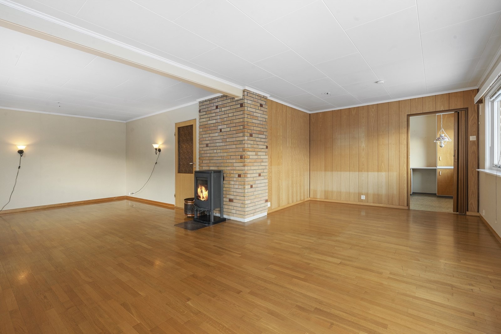 Vedovn i stuen gir effektiv oppvarming og en hyggelig atmosfære. Galleribilde