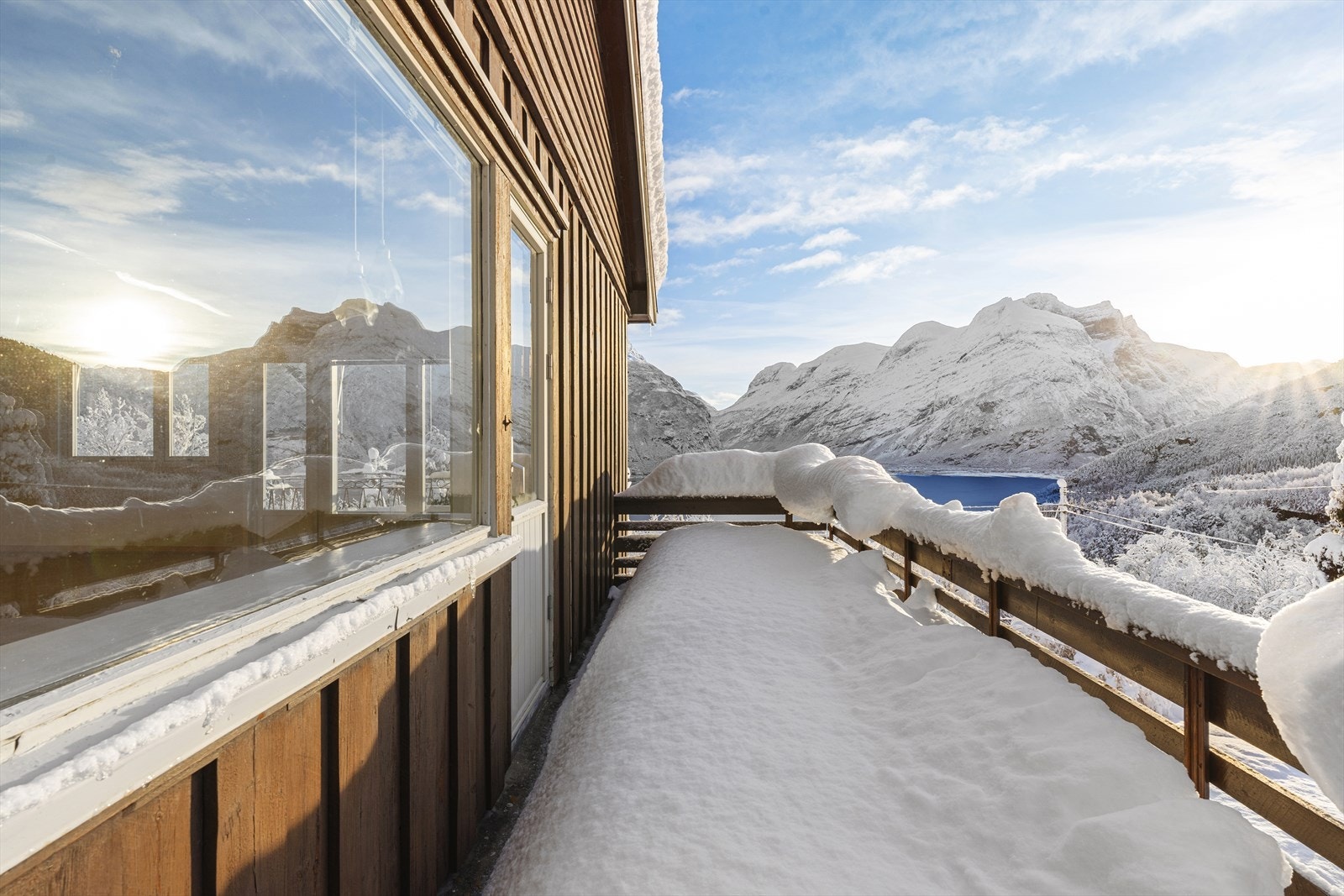 Sørvendt veranda med gode solforhold og fantastisk utsikt mot fjord og fjell. Galleribilde