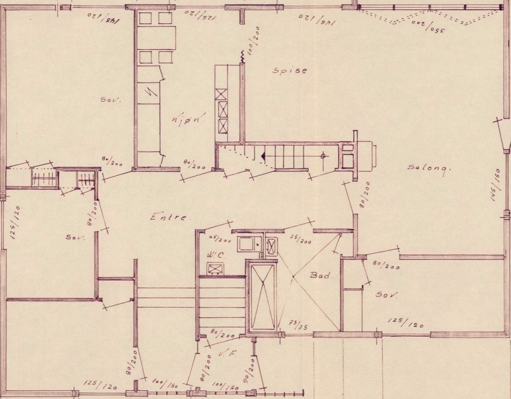 Godkjente byggetegninger - Rommet nede til venstre har ingen omtale og må derfor anses som bodareal. Nåværende eier har brukt det som soverom siden de flyttet inn. Samtidig er soverommet som er inntegnet i stua en del av stuearealet. Galleribilde