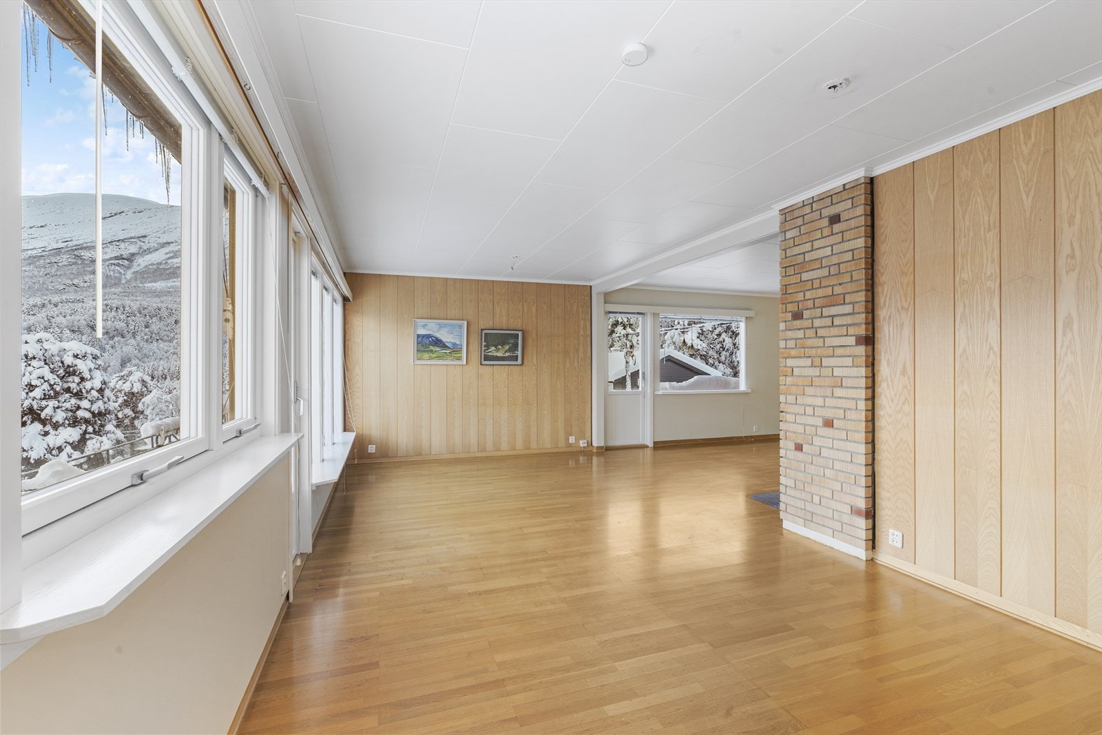 Stuen går i L-form, og har utgang til både balkong og veranda. Store vindusflater slipper inn mye dagslys. Galleribilde