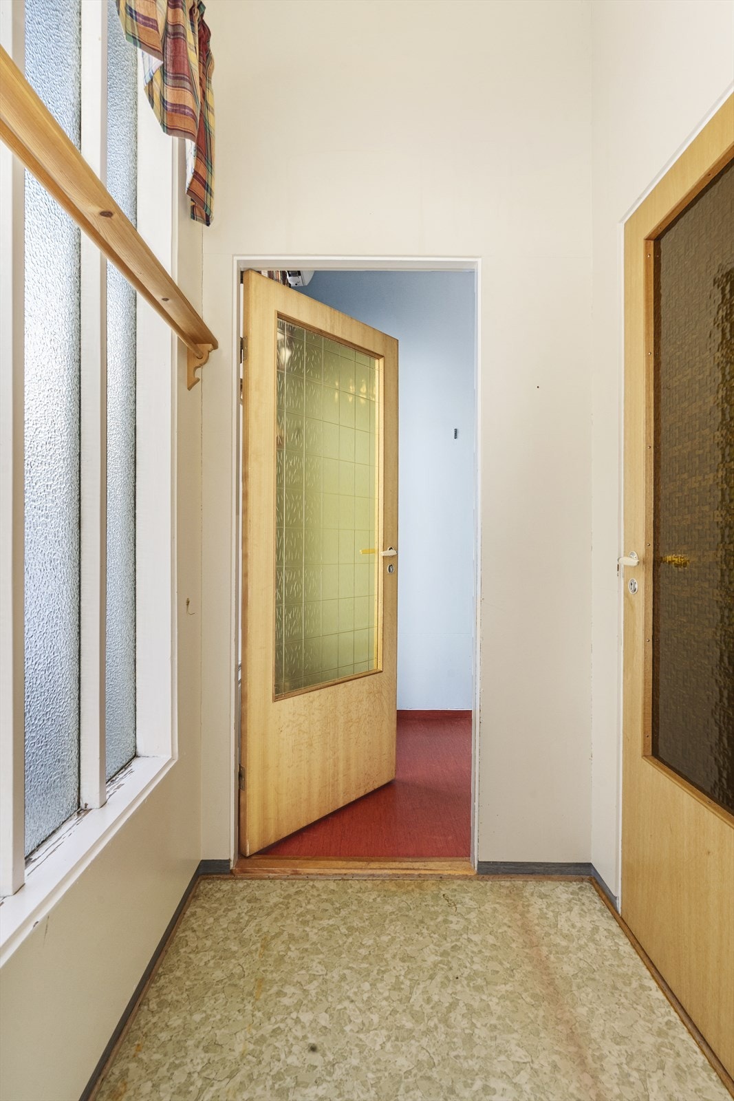 Innvendige dører har glatte finerte overflater, og enkelte dører har glassfelt. Galleribilde