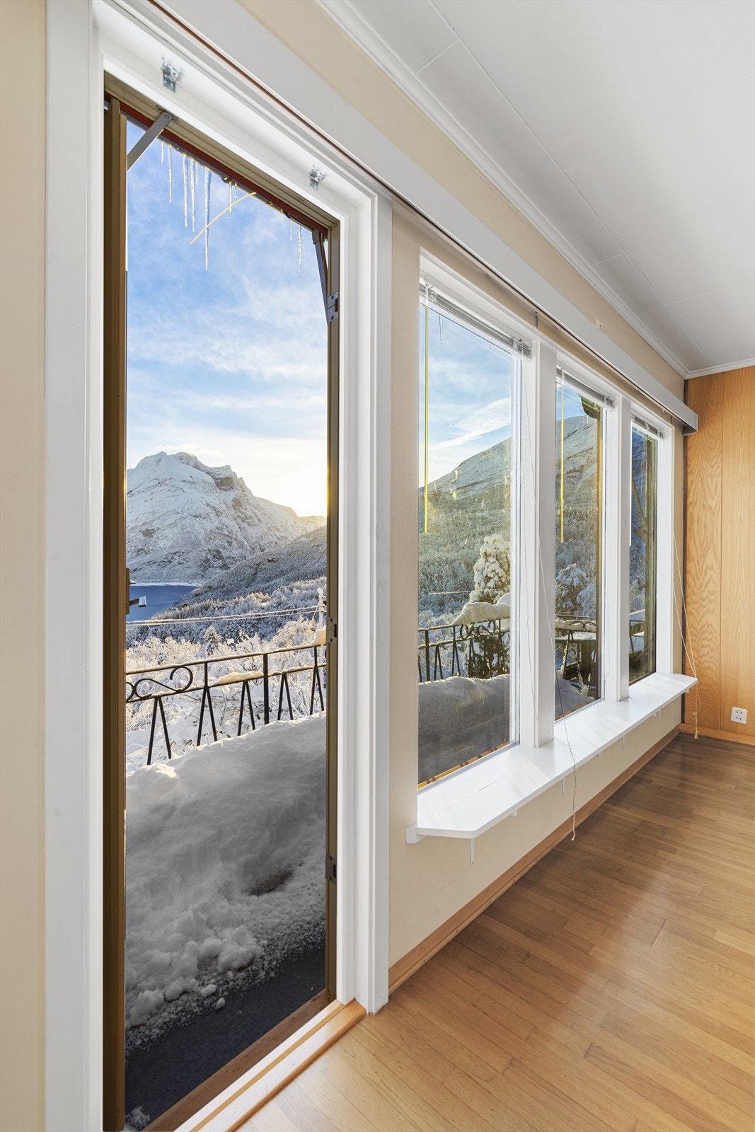 Utgang til sørvestvendt balkong fra stuen gir mulighet for å nyte utsikten. Galleribilde