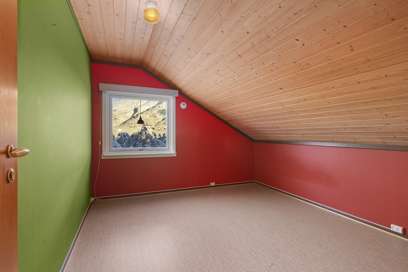 Malte, slette vegger og panel i himlingen gir et enkelt og praktisk romdesign. Galleribilde