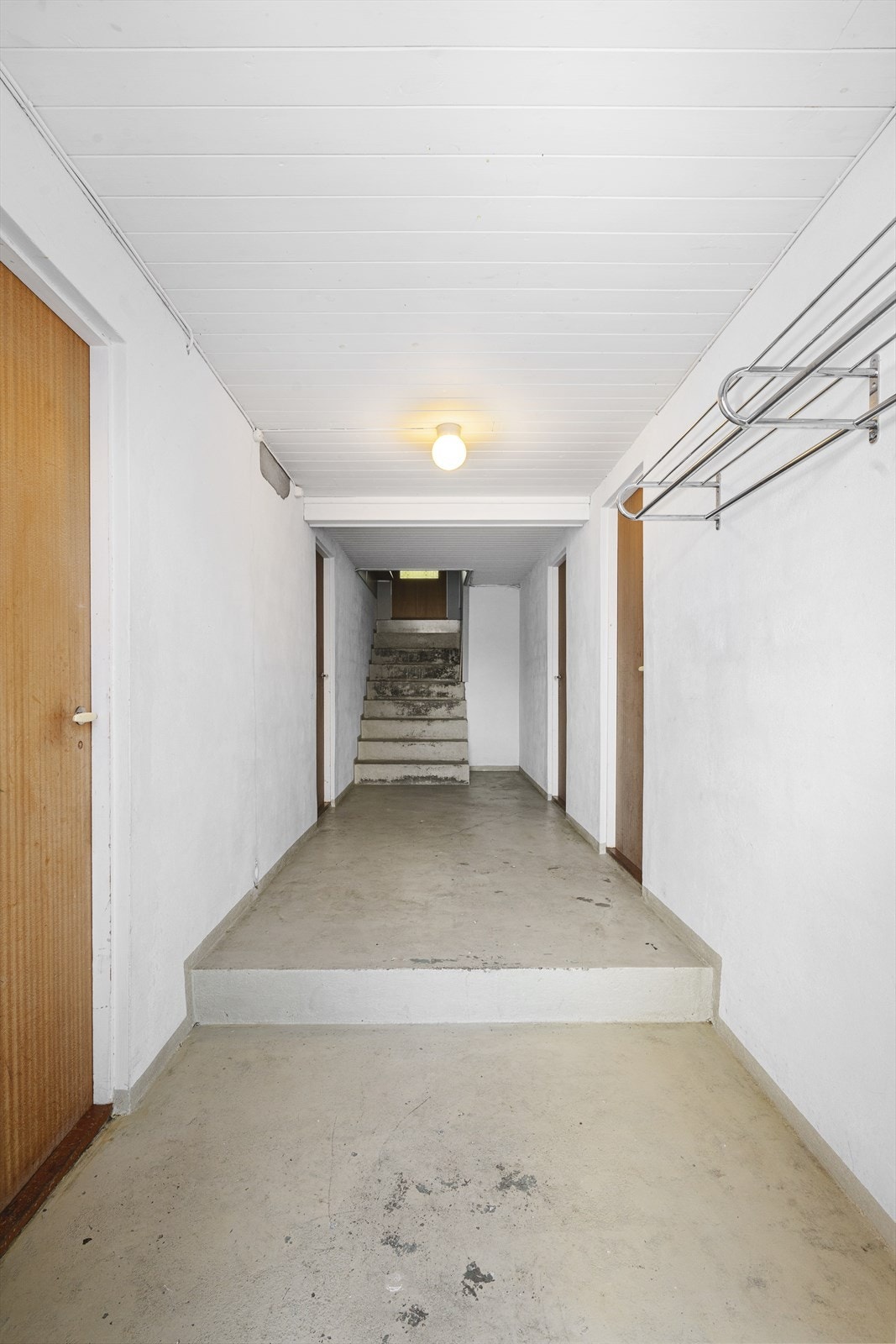 Her har man betongtrapp som tar deg rett opp i vindfang i 1. etg. Galleribilde