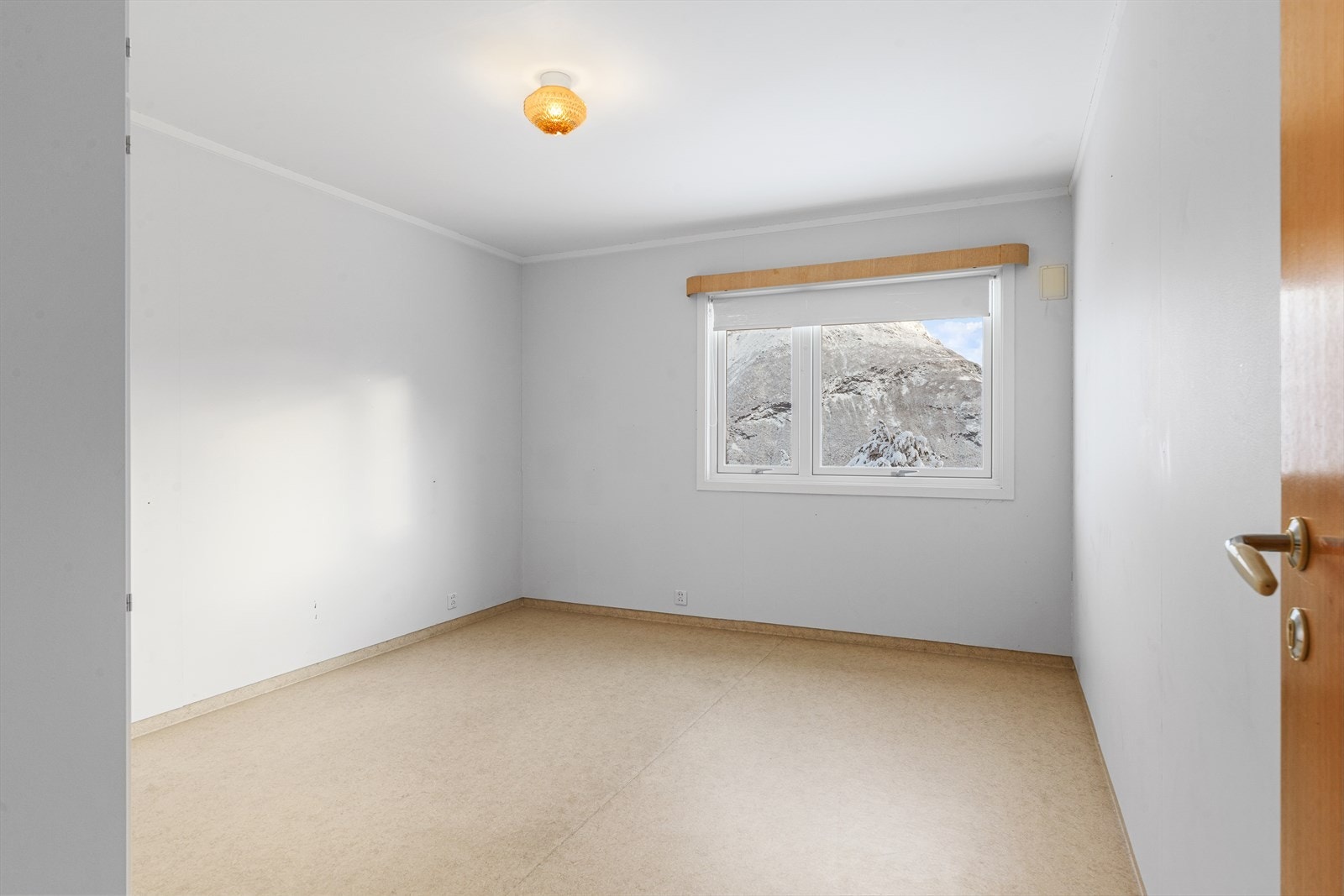 Soverom 1: Også med malte, slette vegger og belegg på gulv. Her kan man våkne til fjordutsikt Galleribilde