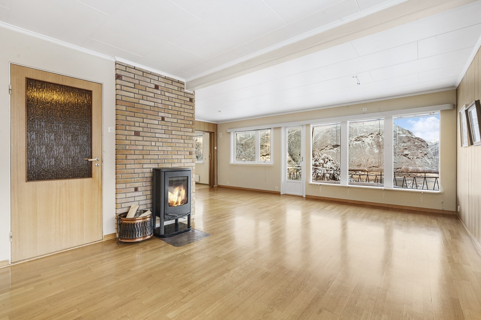 Mursteinspipe og vedovn gir peiskos og varme på kalde vinterkvelder. Galleribilde