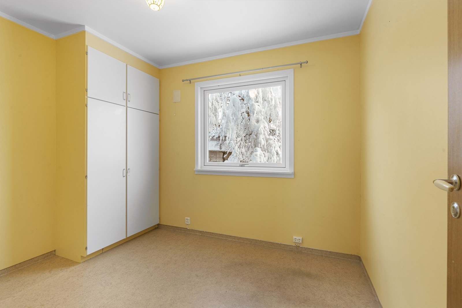 Soverom 2: Plassbygde garderobeskap gir gode oppbevaringsmuligheter i rommet. Galleribilde