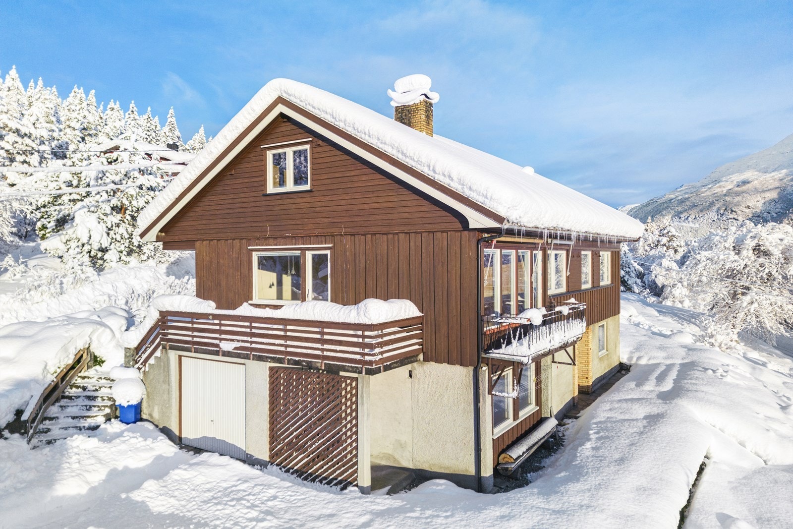 Eneboligen har en sørvestvendt balkong, samt sørvendt veranda med betongdekke. Galleribilde