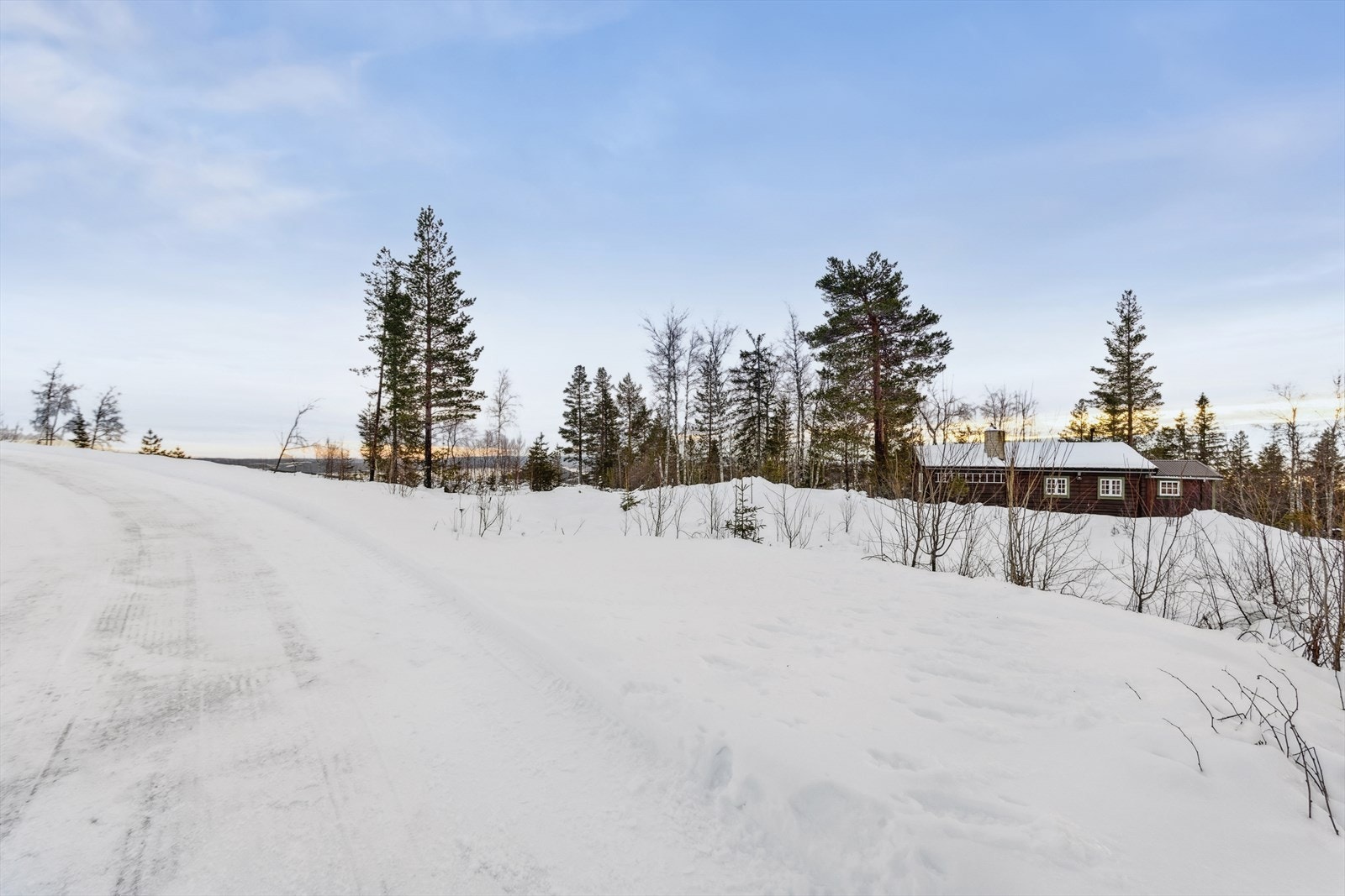 Eiendommen har en eiertomt på hele 2 609 m², med gode muligheter for etablering av tunbebyggelse. Galleribilde